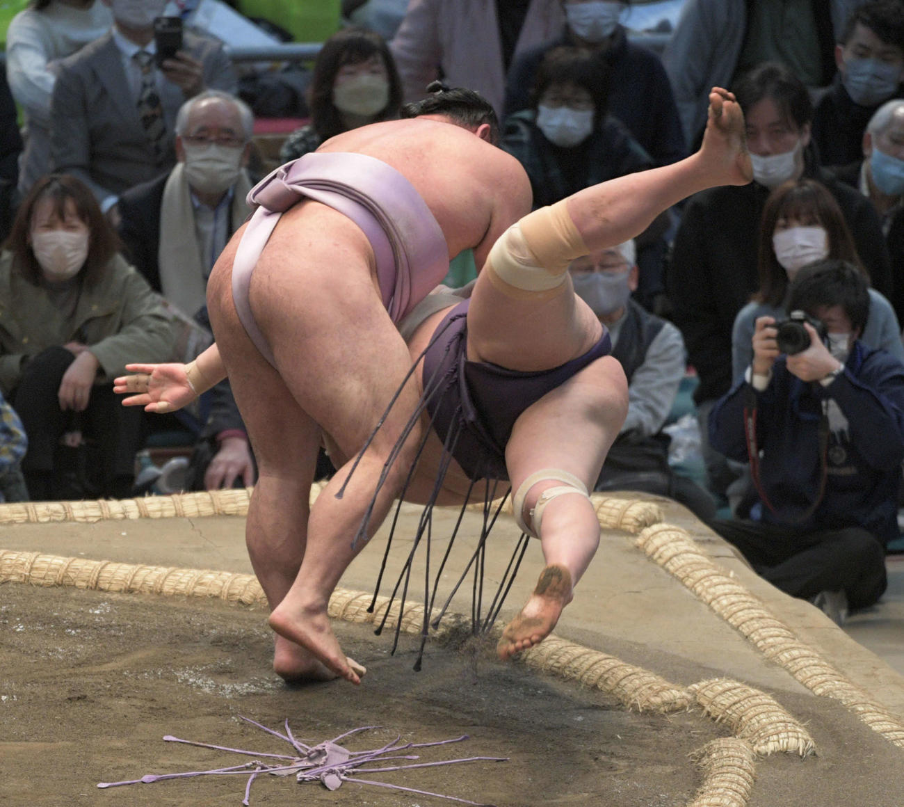 琴恵光がすくい投げで一山本を破る
（撮影・渦原淳）