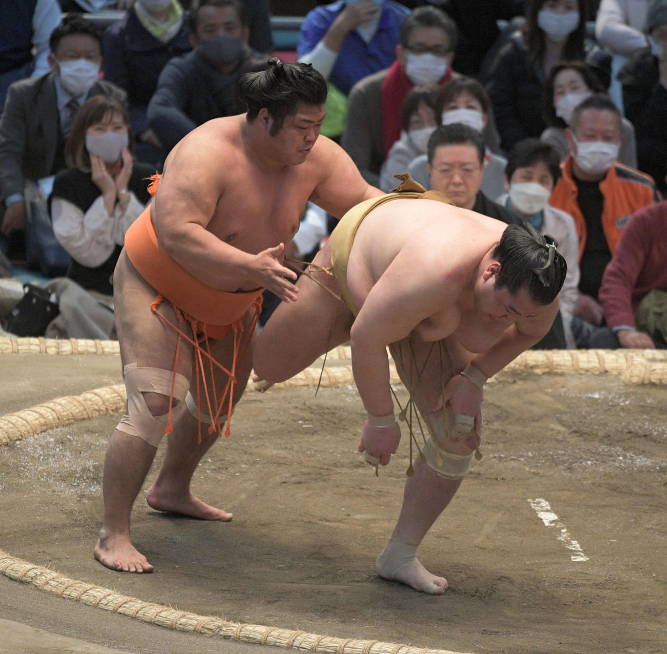 志摩ノ海がとったりで輝を破る（撮影・渦原淳）