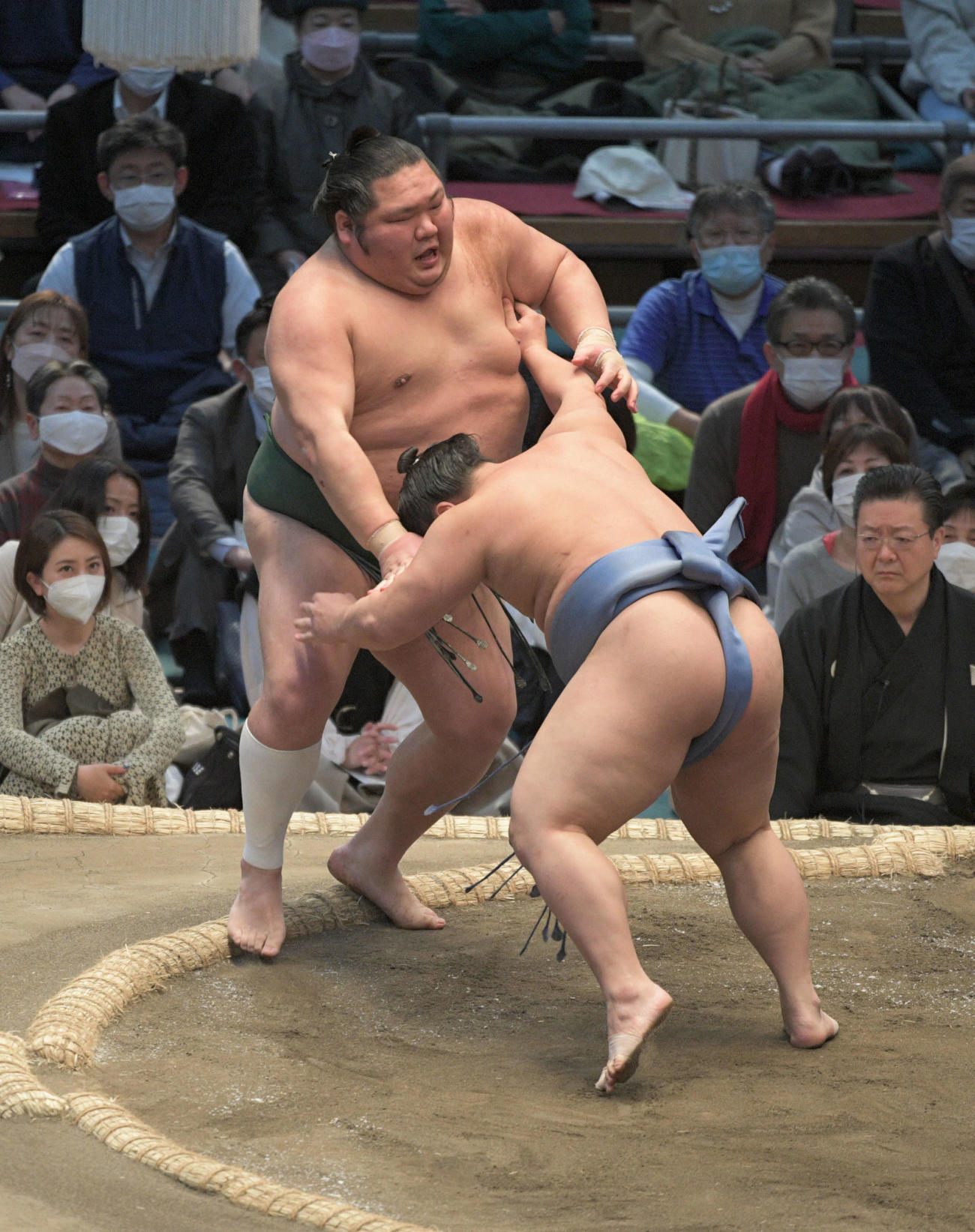 翔猿が千代大龍を押し出す（撮影・渦原淳）