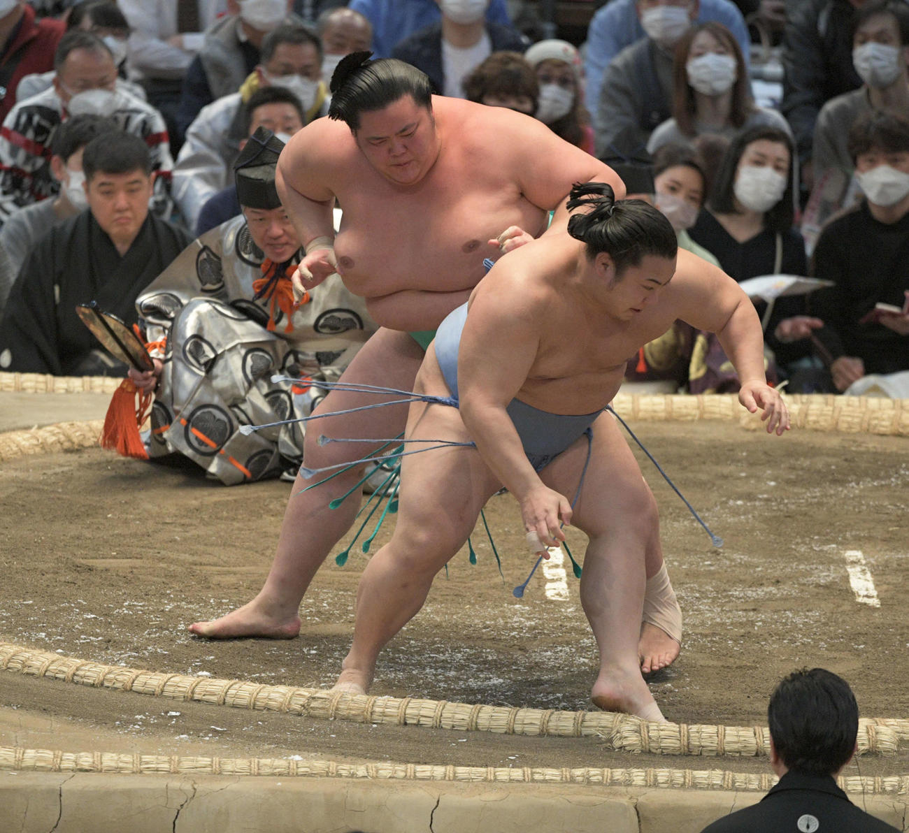 翔猿を押し出す琴ノ若（撮影・渦原淳）