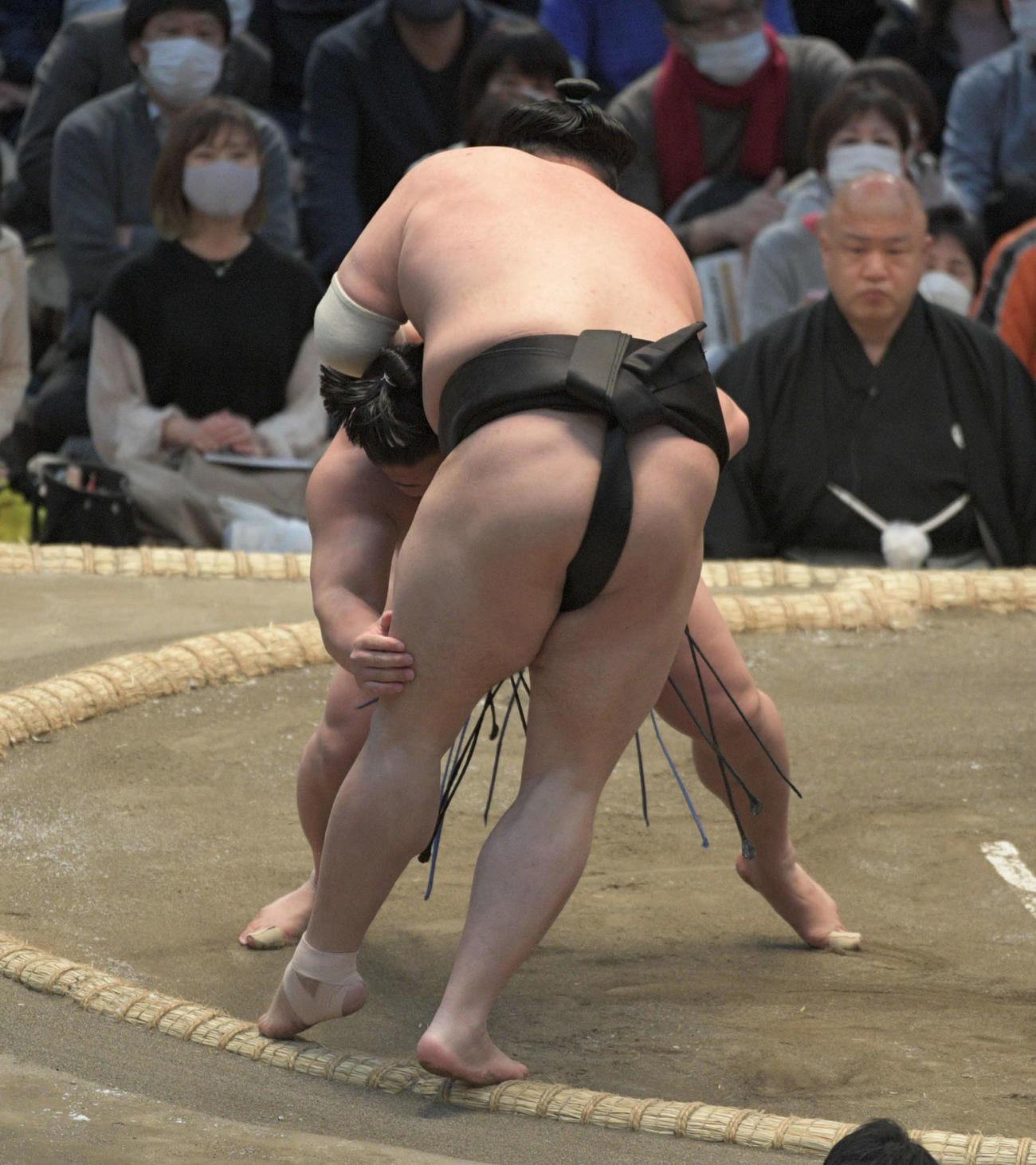 若隆景が阿炎を寄り切る（撮影・渦原淳）