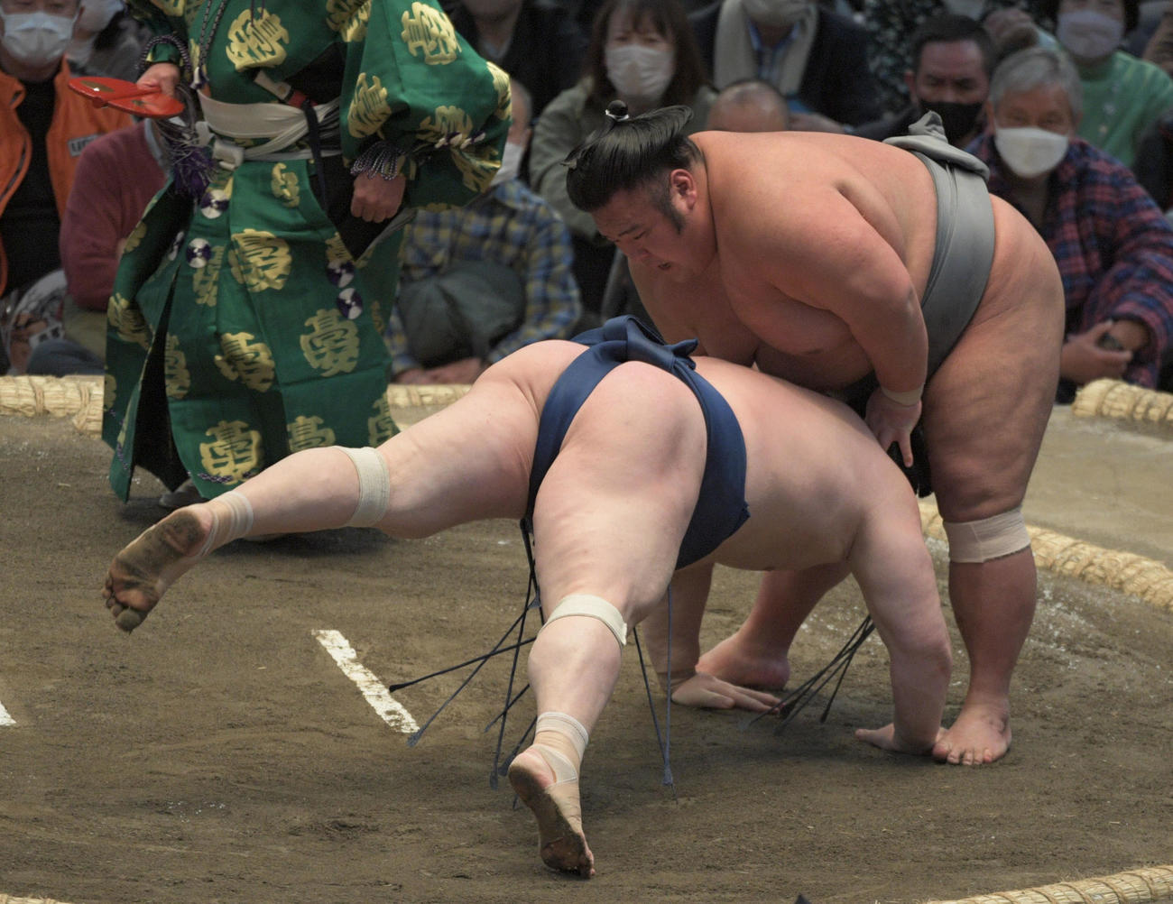 宝富士を破る貴景勝（撮影・渦原淳）