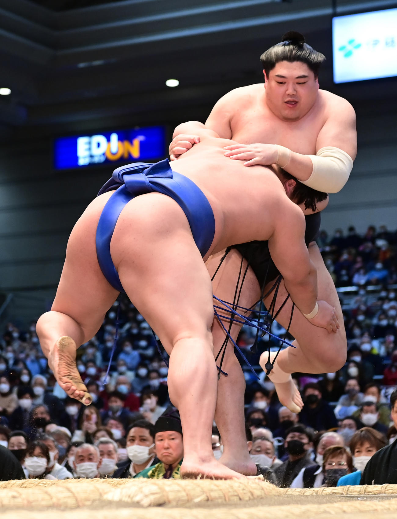 若隆景（左）は阿炎を寄り切りで破る（撮影・小沢裕）