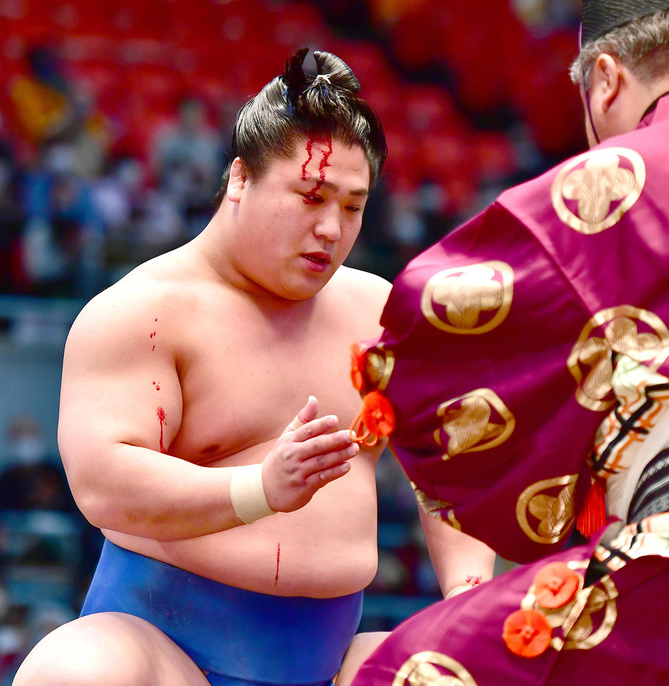 阿炎を寄り切りで破った若隆景は額から流血させながら手刀を切る（撮影・小沢裕）