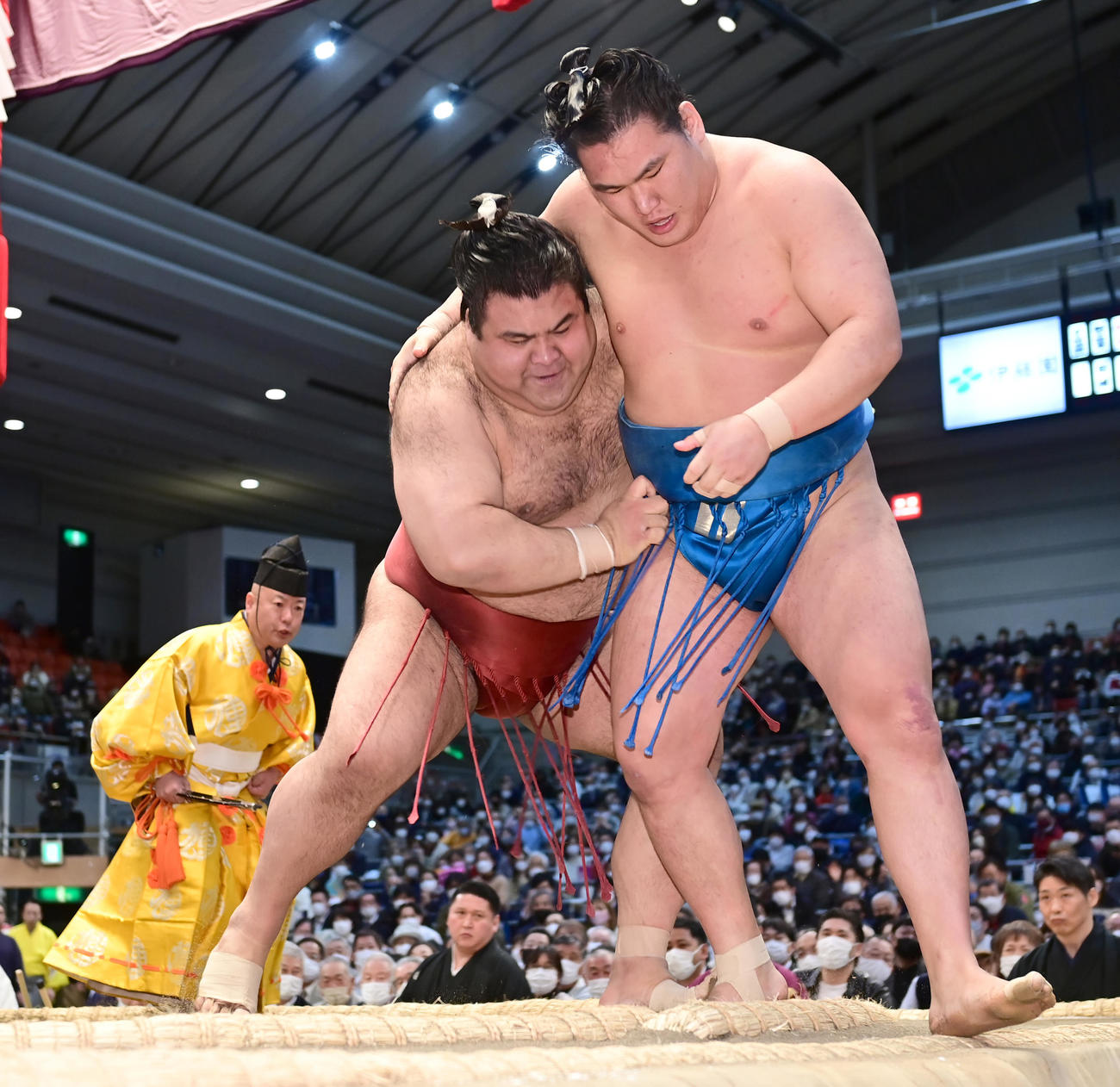 高安（左）は豊昇龍を寄り切りで破り全勝を死守した（撮影・小沢裕）