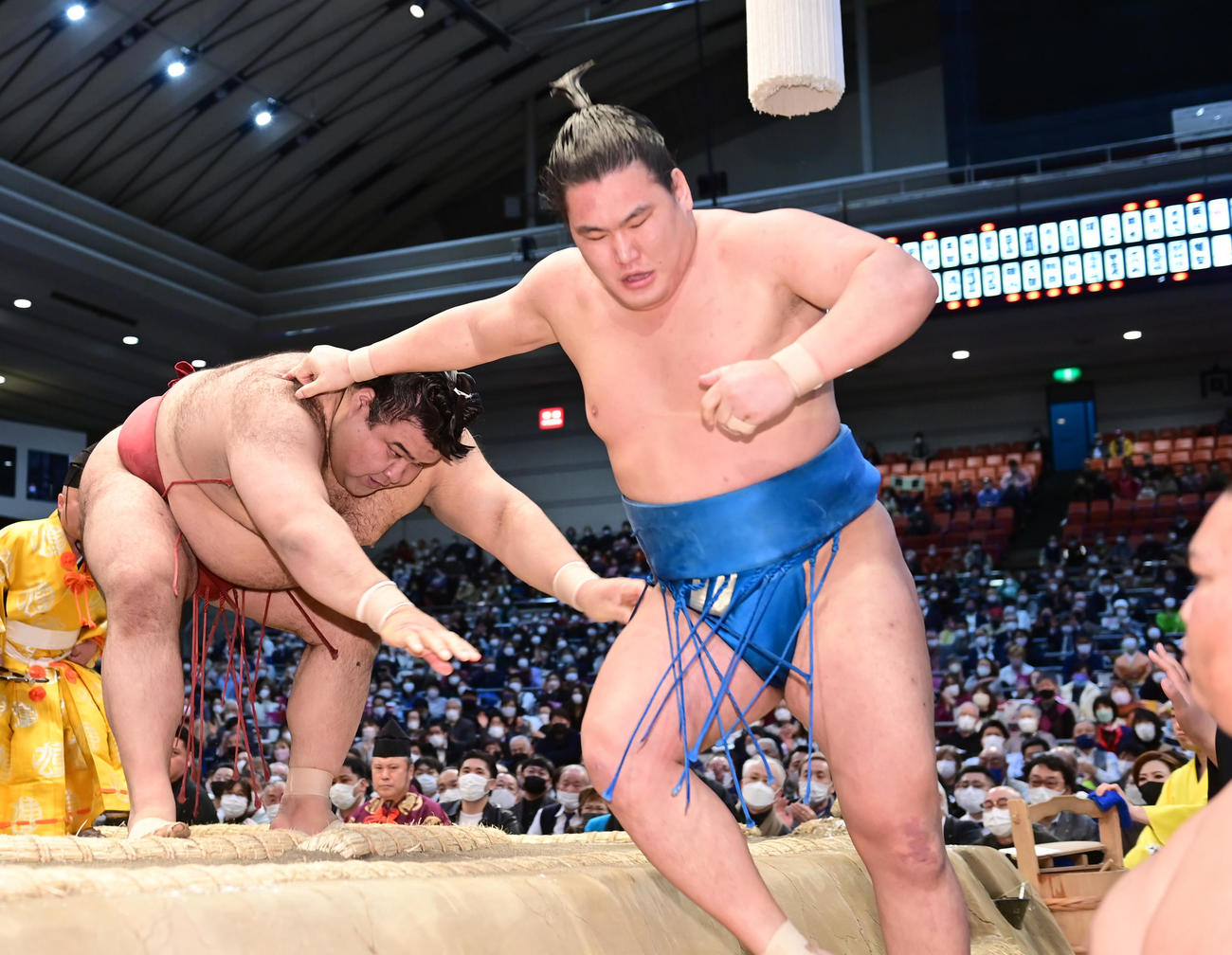 高安（左）は豊昇龍を寄り切りで破り全勝を死守。右は御嶽海（撮影・小沢裕）