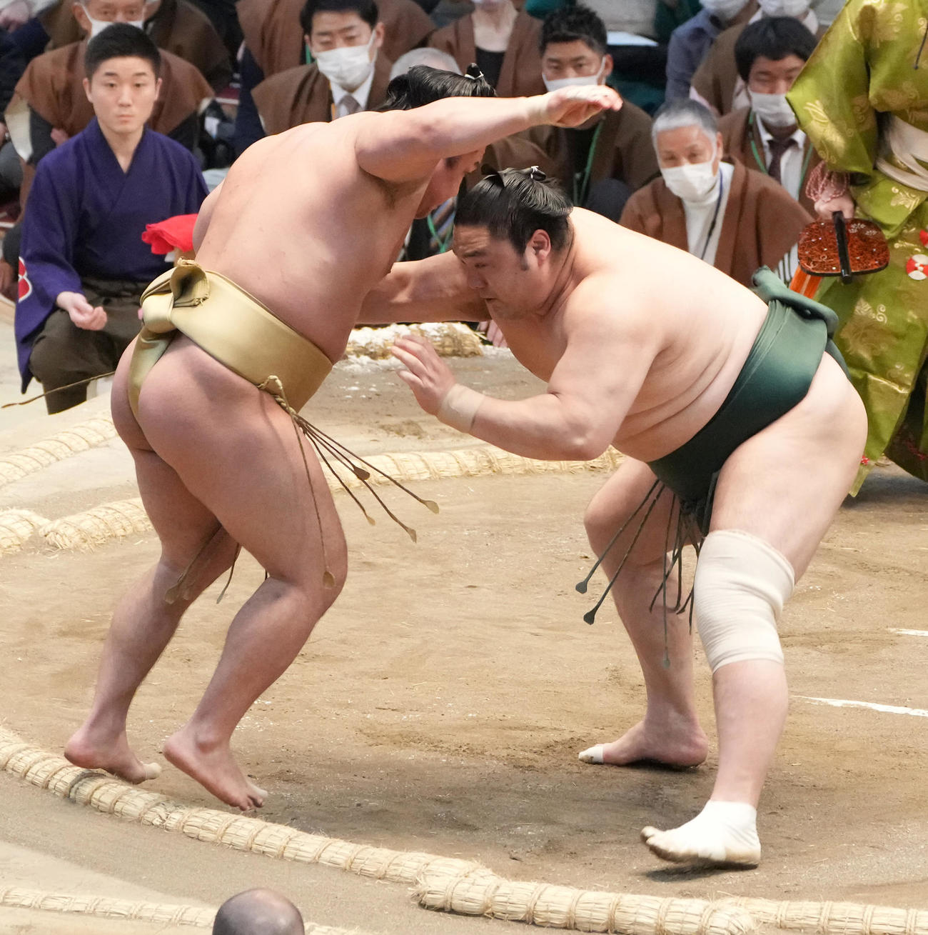 隠岐の海（右）は石浦を突き出しで破る（撮影・小沢裕）