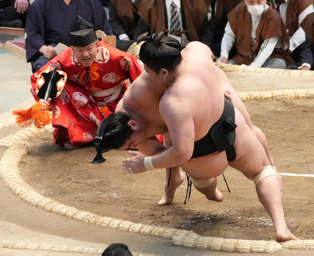 若元春は霧馬山（右）を寄り倒しで破る（撮影・小沢裕）