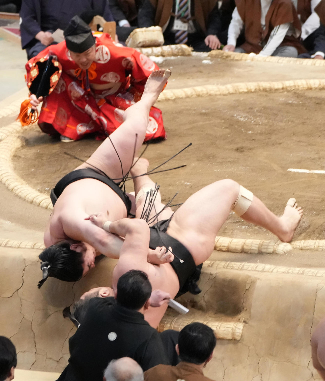 若元春は霧馬山（右）を寄り倒しで破る（撮影・小沢裕）