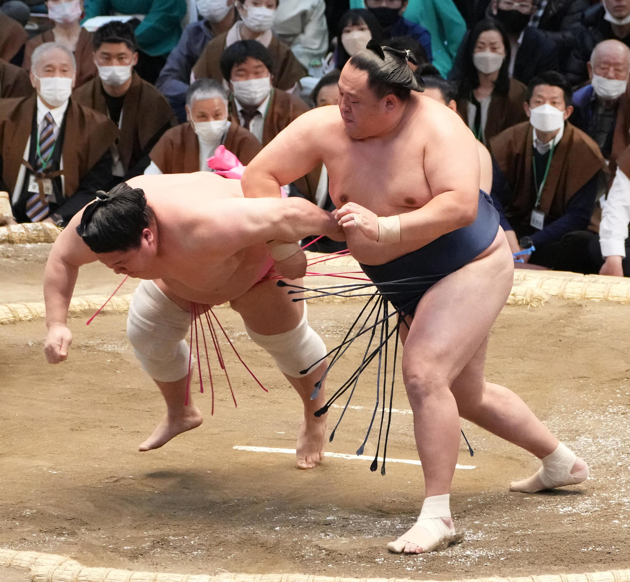 玉鷲（右）は宇良を小手投げで破る（撮影・小沢裕）