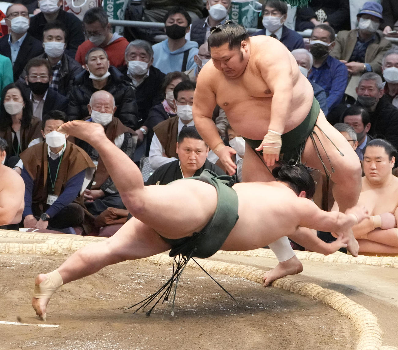 千代大龍ははたき込みで錦木（左）を破る（撮影・小沢裕）