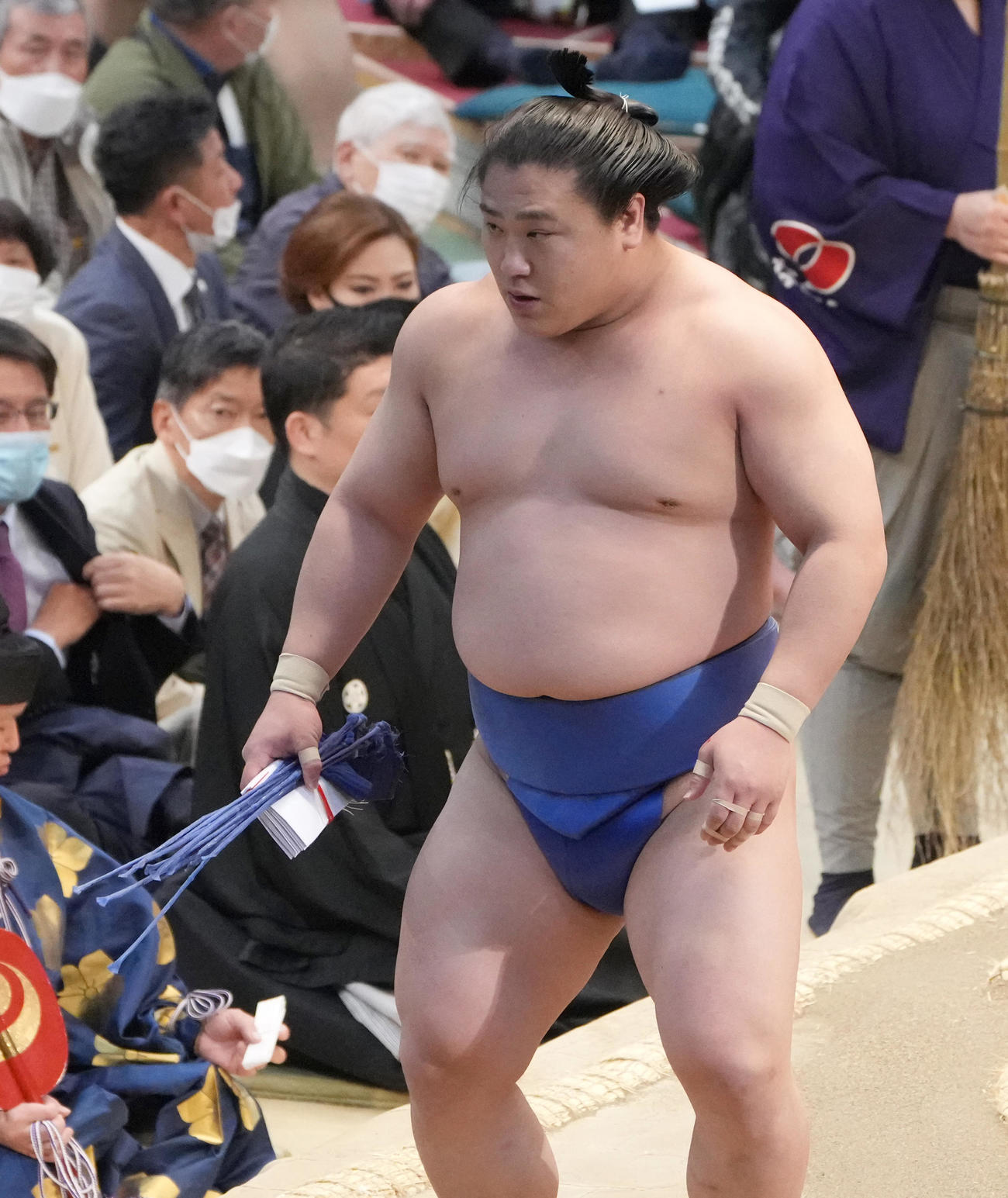 懸賞金を手にする若隆景（撮影・小沢裕）