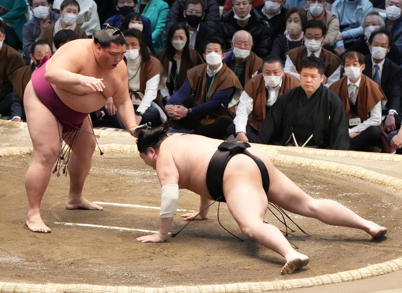 御嶽海（左）は阿炎を引き落としで破る（撮影・小沢裕）
