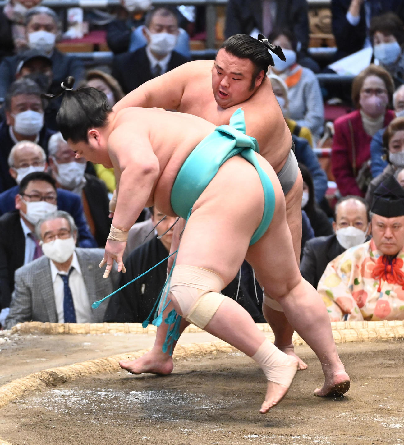 貴景勝（右）は琴ノ若を突き落としで破る（撮影・前岡正明）
