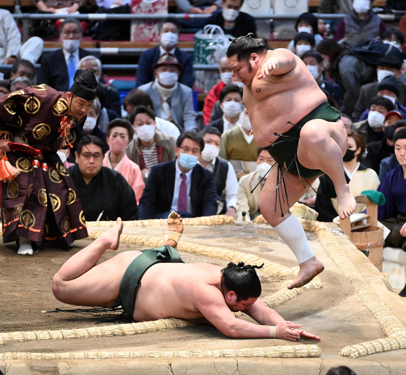千代大龍（右）は錦木をはたき込むで破る（撮影・前岡正明）