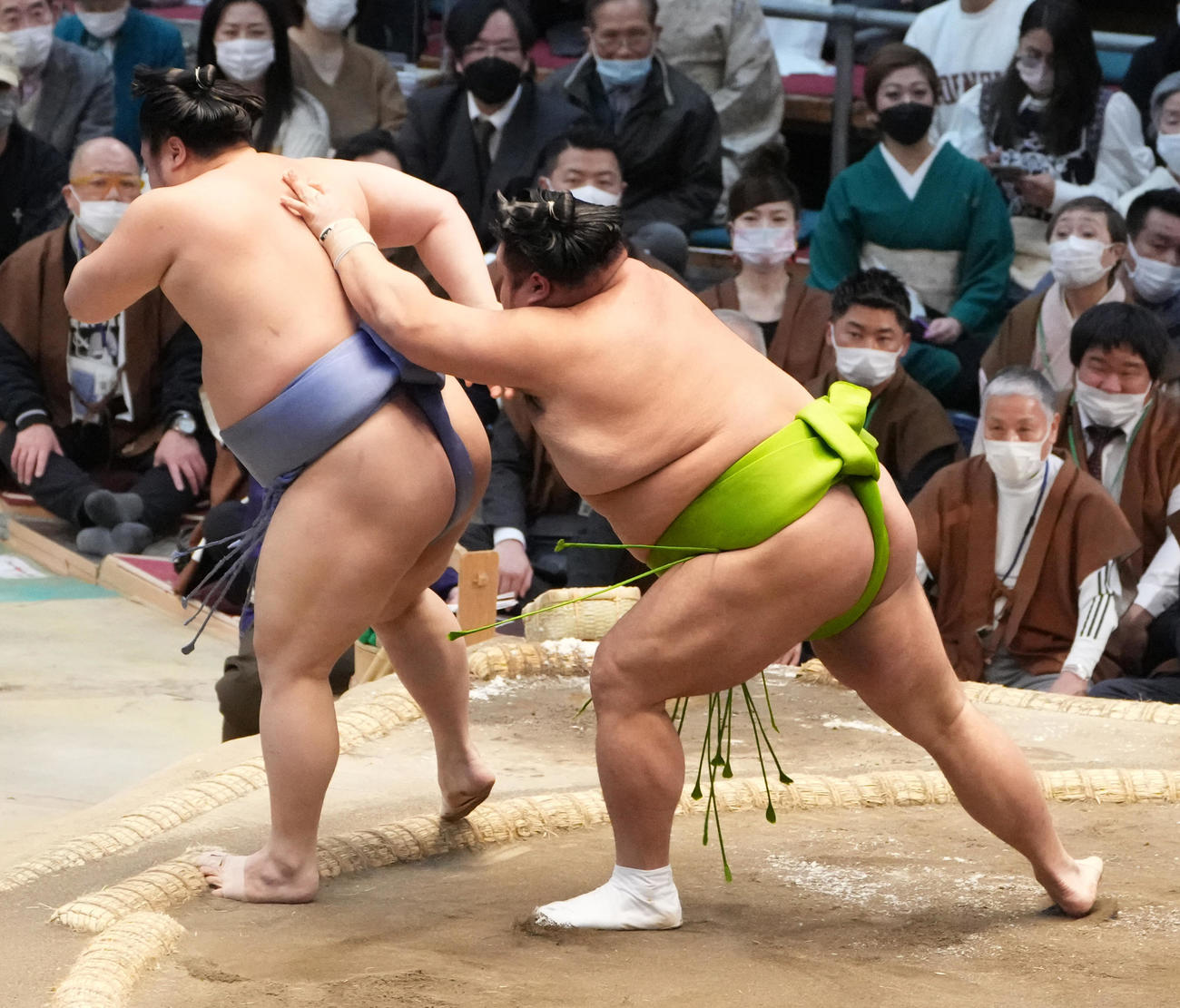 天空海（右）は翔猿を送り出しで破る（撮影・小沢裕）