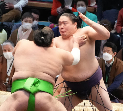 立ち合いで千代丸(左)を攻める一山本(撮影・小沢裕)