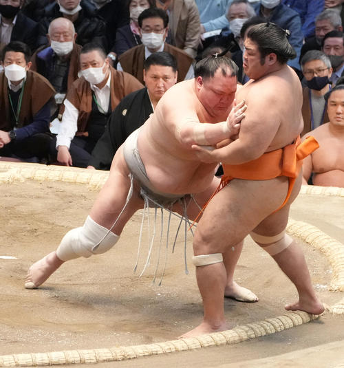 北勝富士(左)は志摩ノ海を寄り切りで破る(撮影・小沢裕)