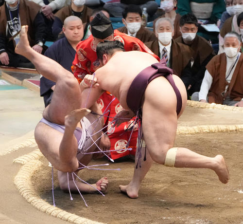 遠藤は琴恵光(左)をすくい投げで破る(撮影・小沢裕)
