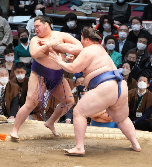逸ノ城は明生(左)を突き出しで破る(撮影・小沢裕)