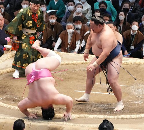 玉鷲（右）に小手投げで敗れた宇良は土俵下へ転げ落ちる（撮影・小沢裕）