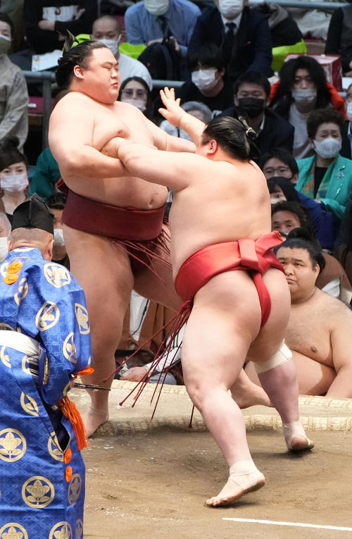 阿武咲は隆の勝(左)を押し出しで破る(撮影・小沢裕)