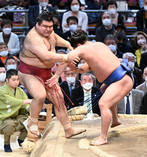 若隆景（右）は高安を寄り切りで破る（撮影・前岡正明）