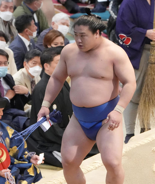 懸賞金を手にする若隆景（撮影・小沢裕）