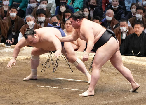 正代は宝富士(左)を突き落としで破る(撮影・小沢裕)