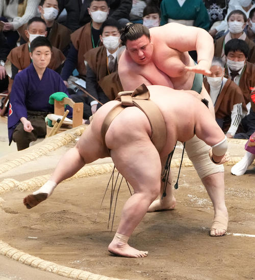 碧山は荒篤山(手前)をはたき込みで破る(撮影・小沢裕)