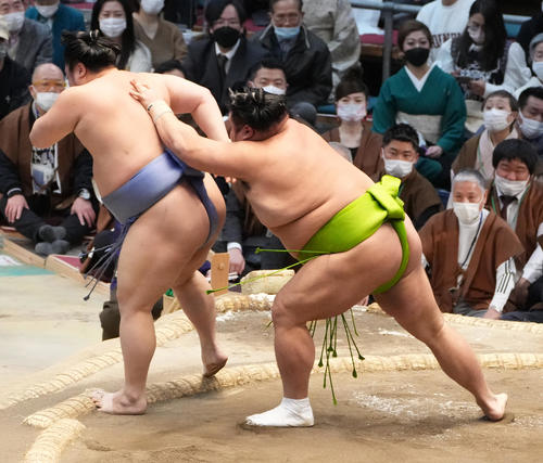 天空海(右)は翔猿を送り出しで破る(撮影・小沢裕)
