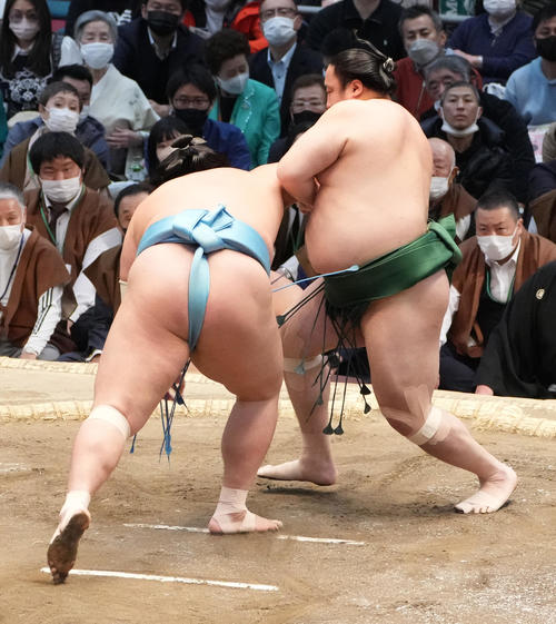佐田の海(右)はとったりで琴勝峰を破る(撮影・小沢裕)