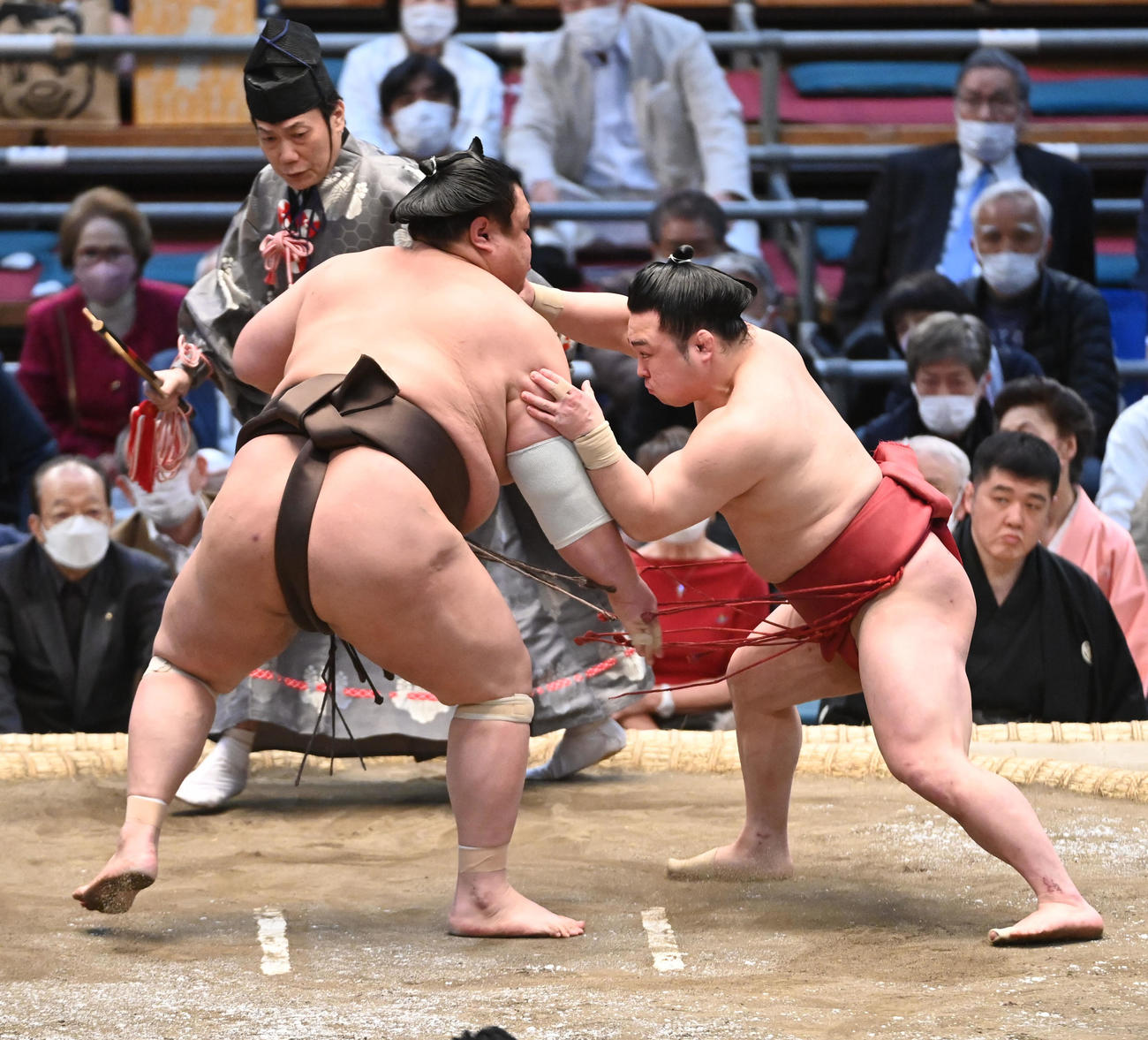 英乃海（左）を攻める炎鵬（撮影・前岡正明）