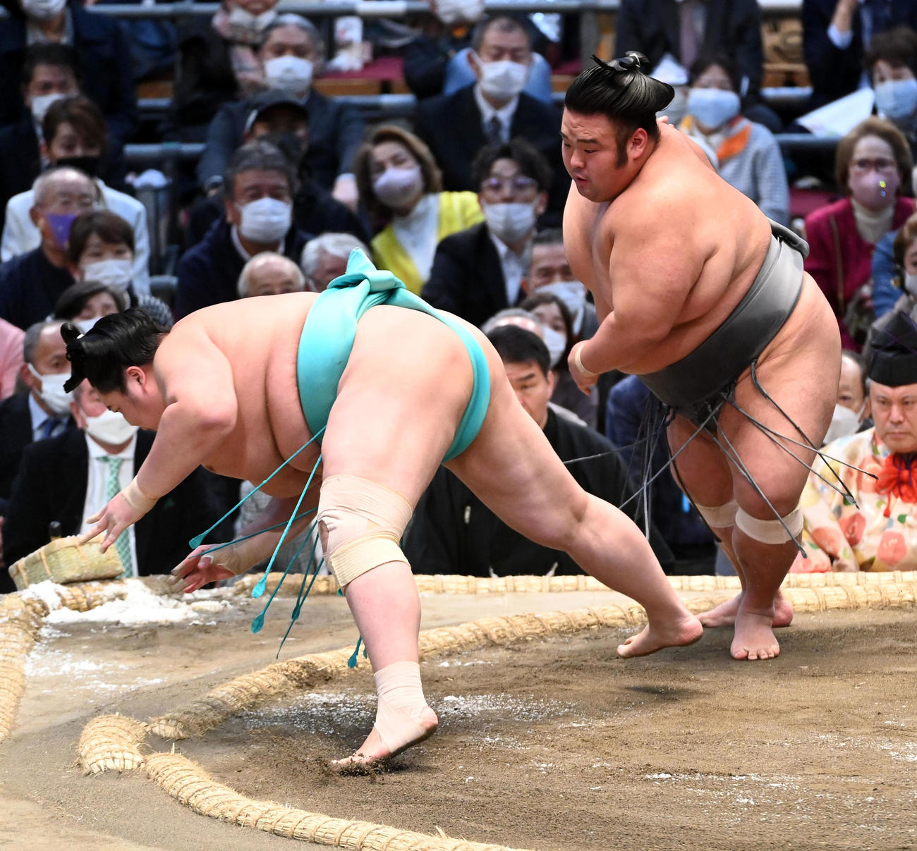 貴景勝（右）は琴ノ若を突き落としで破る（撮影・前岡正明）