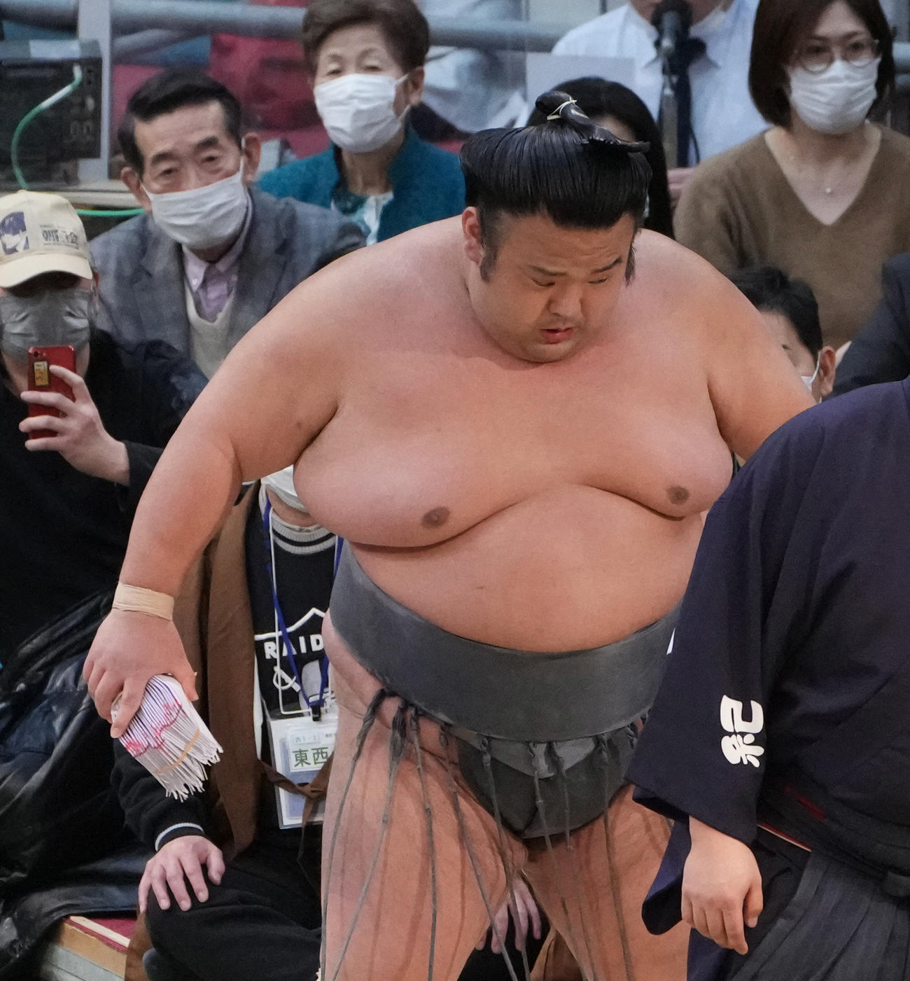 懸賞金を手に花道を引き揚げる貴景勝（撮影・小沢裕）