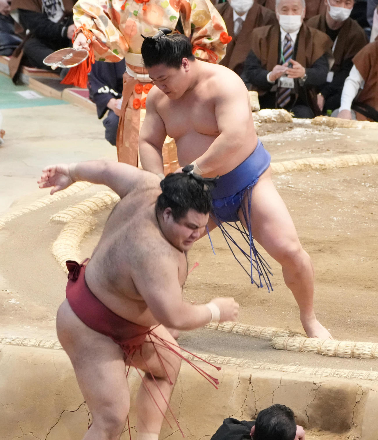 若隆景は高安（左）を寄り切りで破る（撮影・小沢裕）