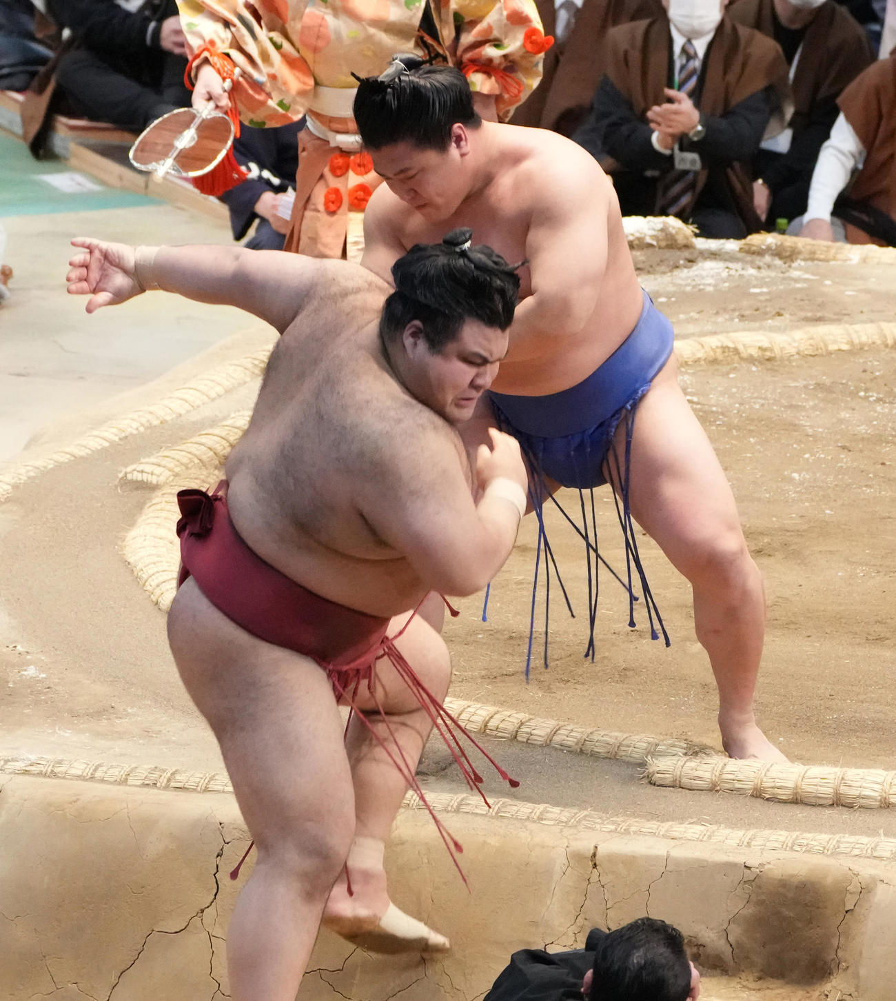 高安（手前）を寄り切りで破る若隆景（撮影・小沢裕）