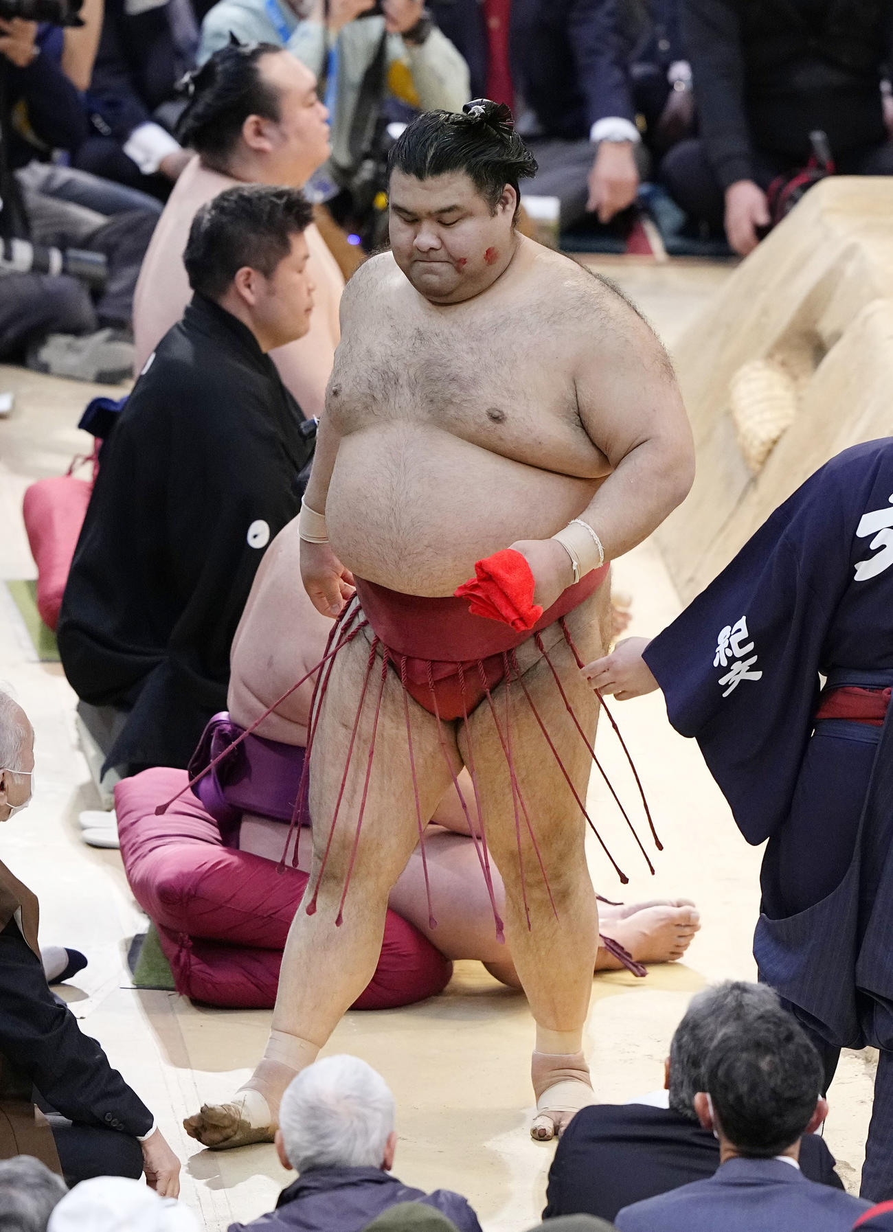 若隆景に寄り切りで敗れ、引き揚げる高安（共同）