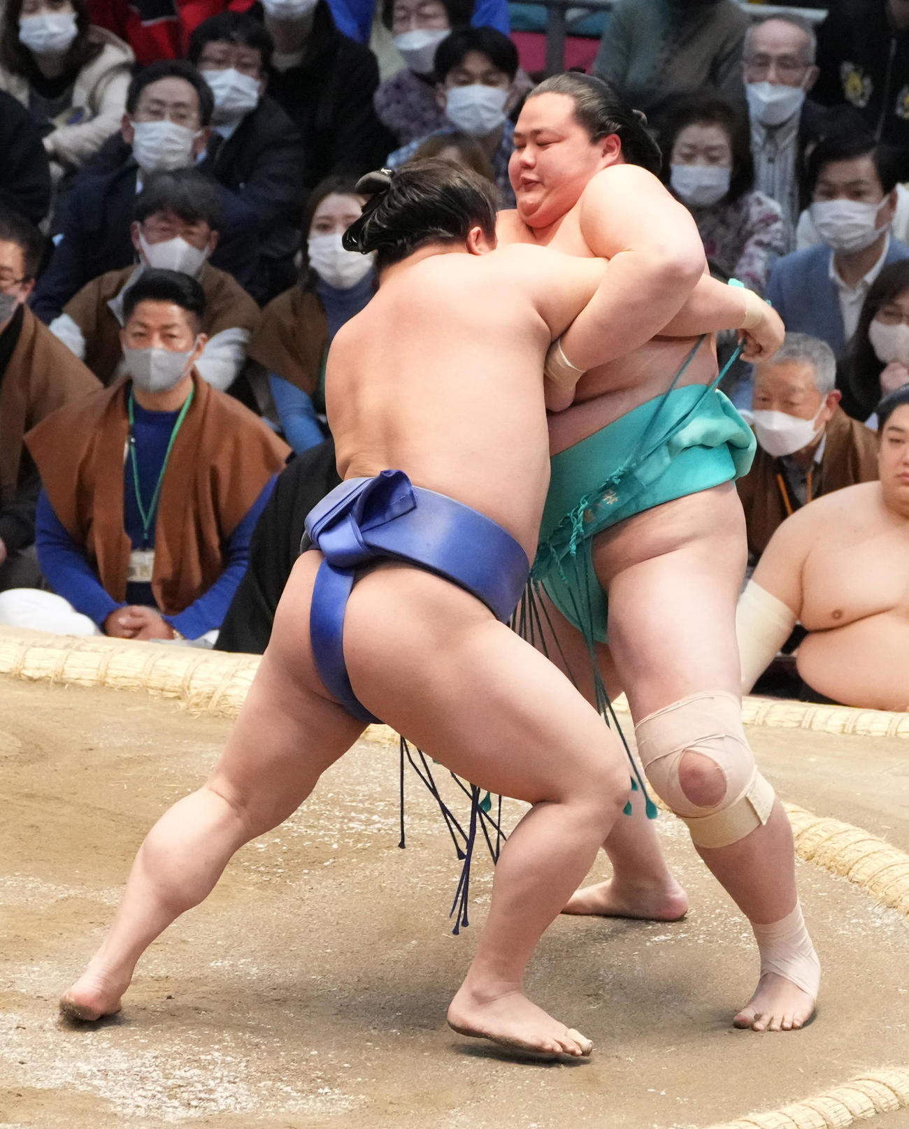 琴ノ若（右）を土俵際へ攻め込む若隆景（撮影・小沢裕）