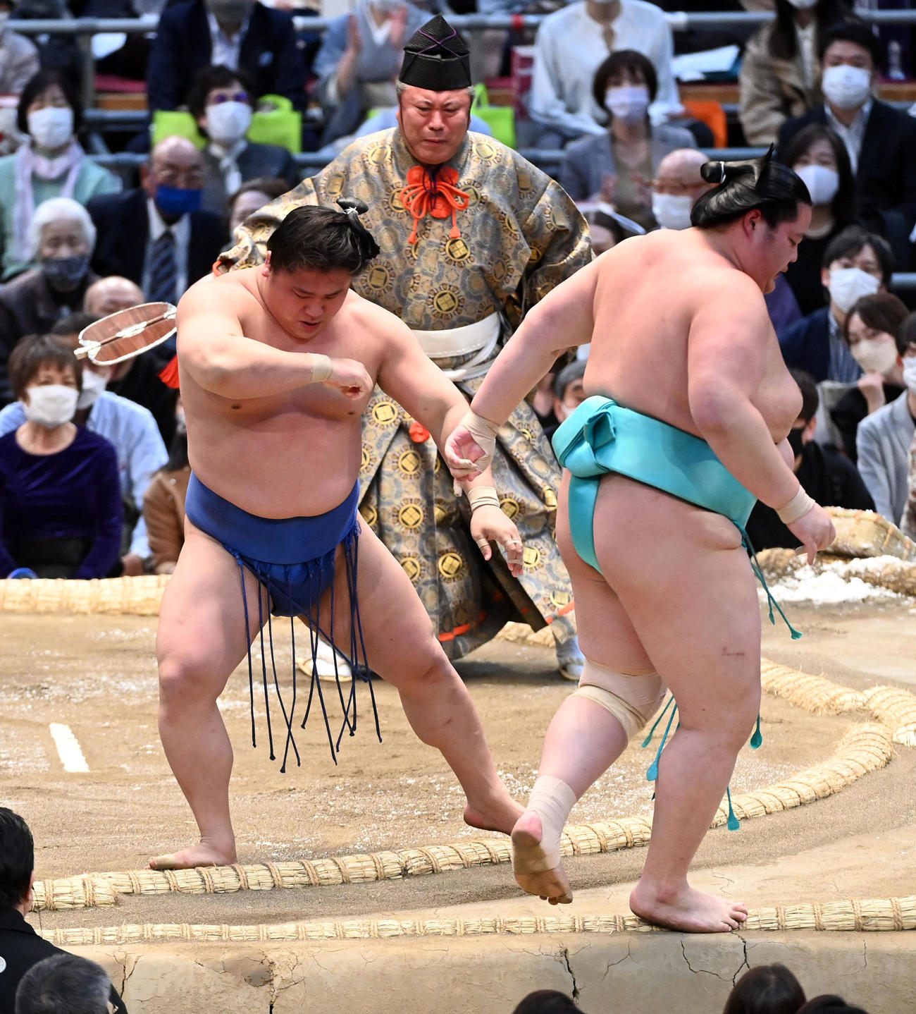 若隆景（左）は寄り切りで琴ノ若を破る（撮影・前岡正明）