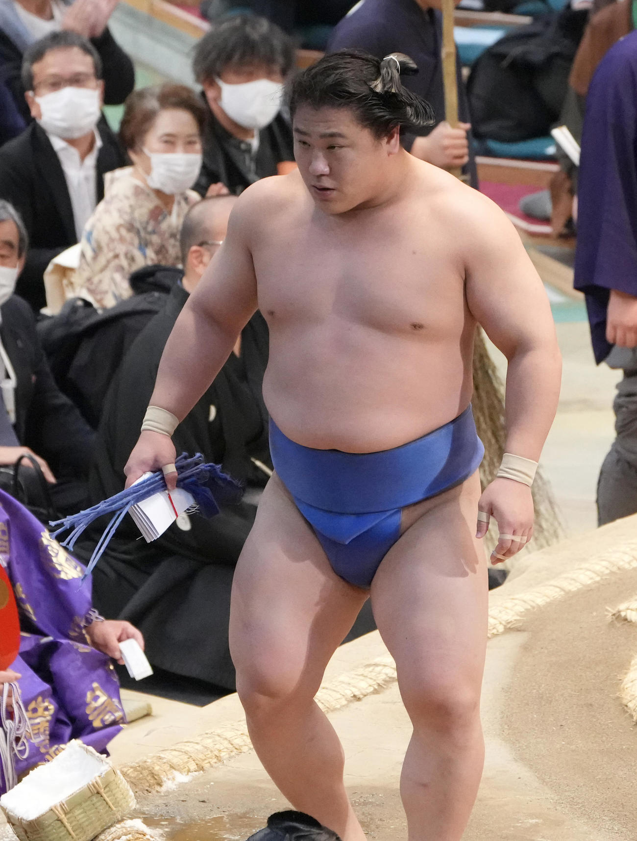 懸賞金を手にする若隆景（撮影・小沢裕）