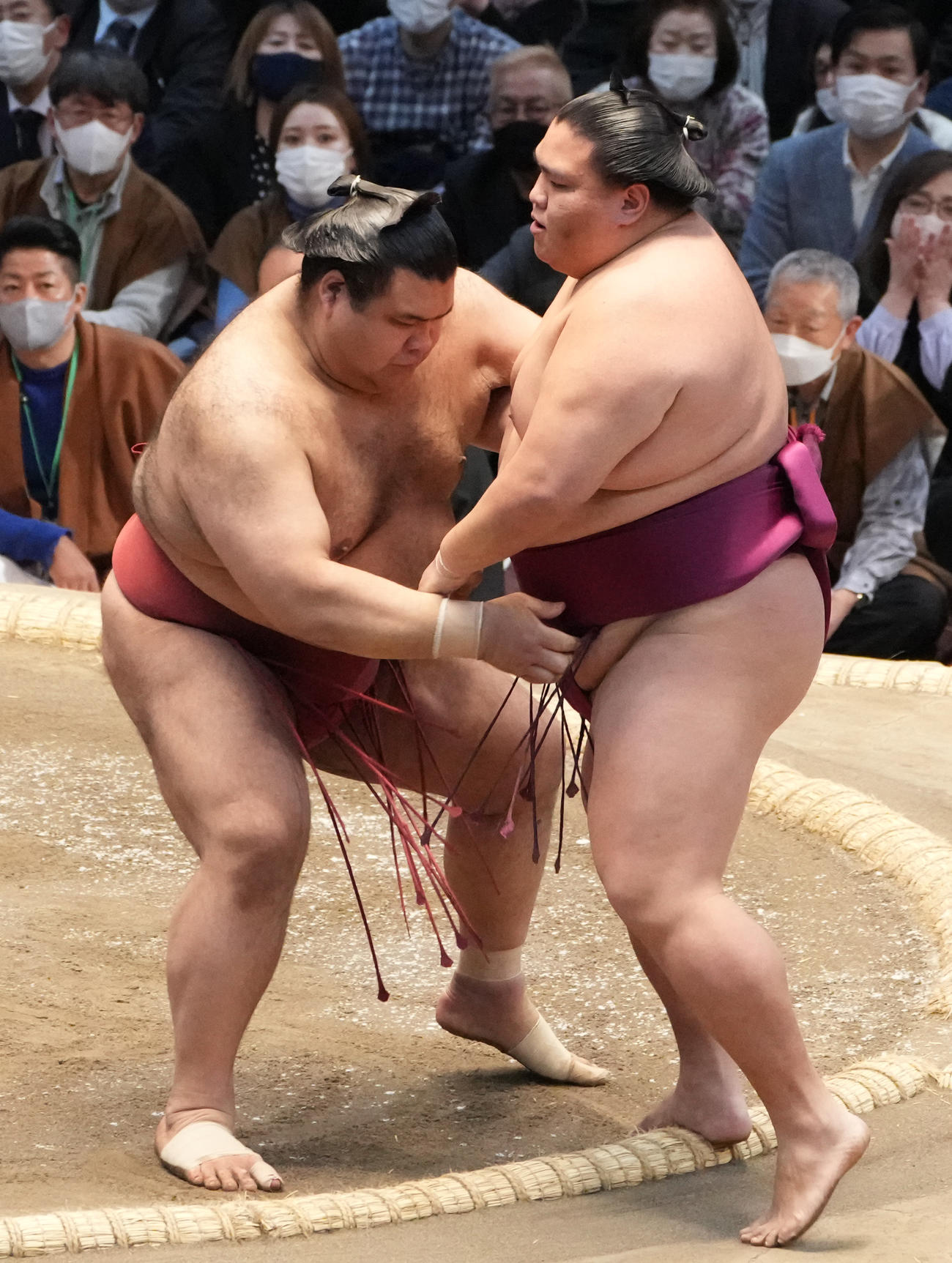 高安は御嶽海（右）を寄り切りで破る（撮影・小沢裕）