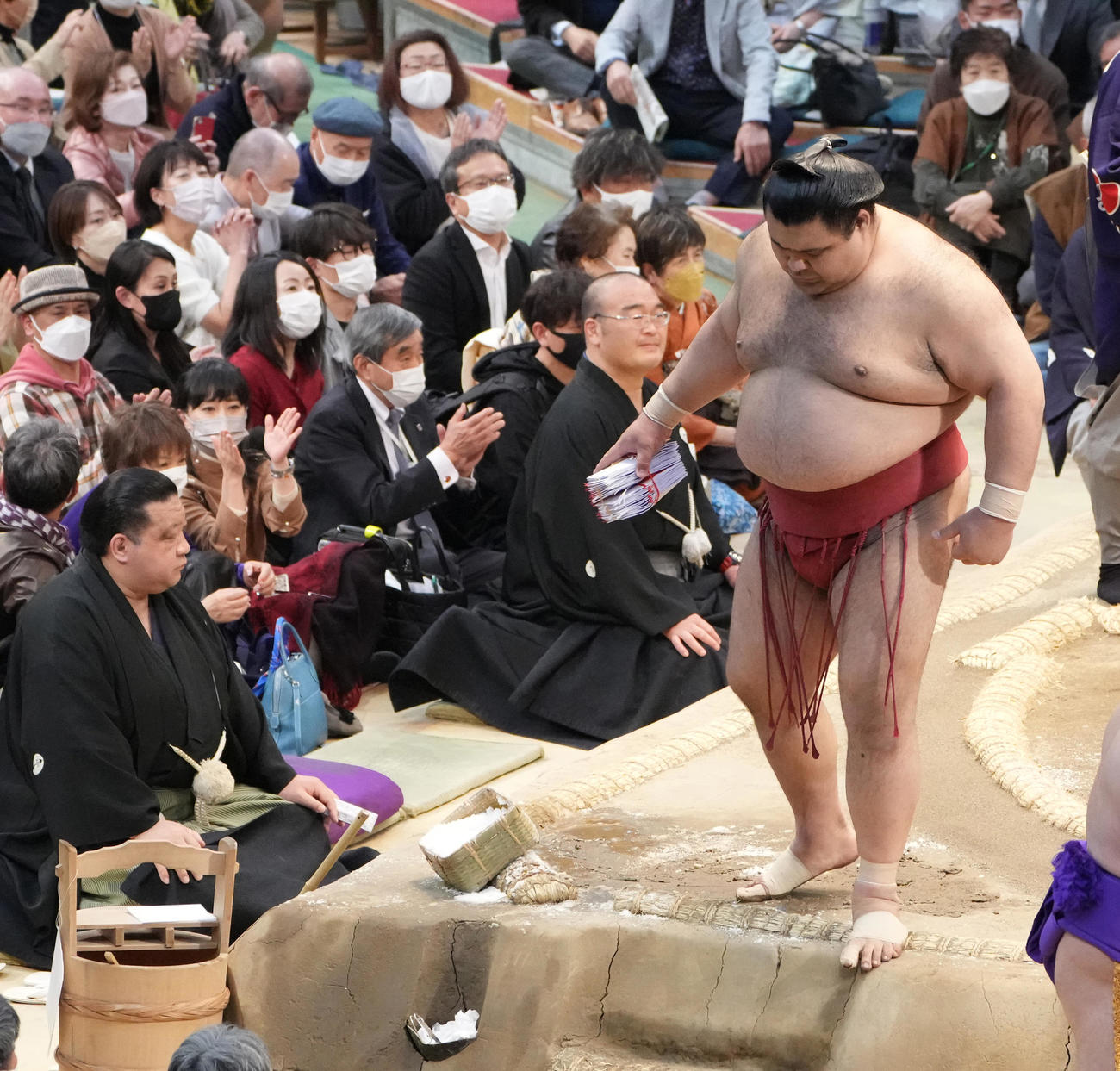 懸賞金を手に引き揚げる高安（撮影・小沢裕）