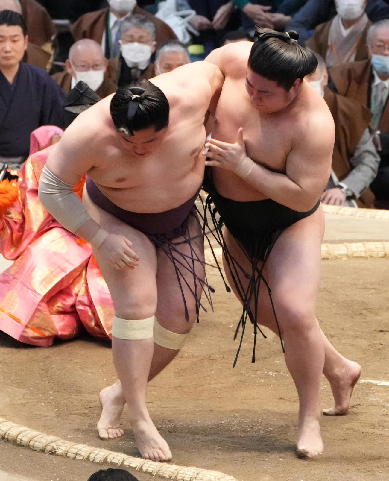 若元春（右）は遠藤を寄り切りで破る（撮影・小沢裕）