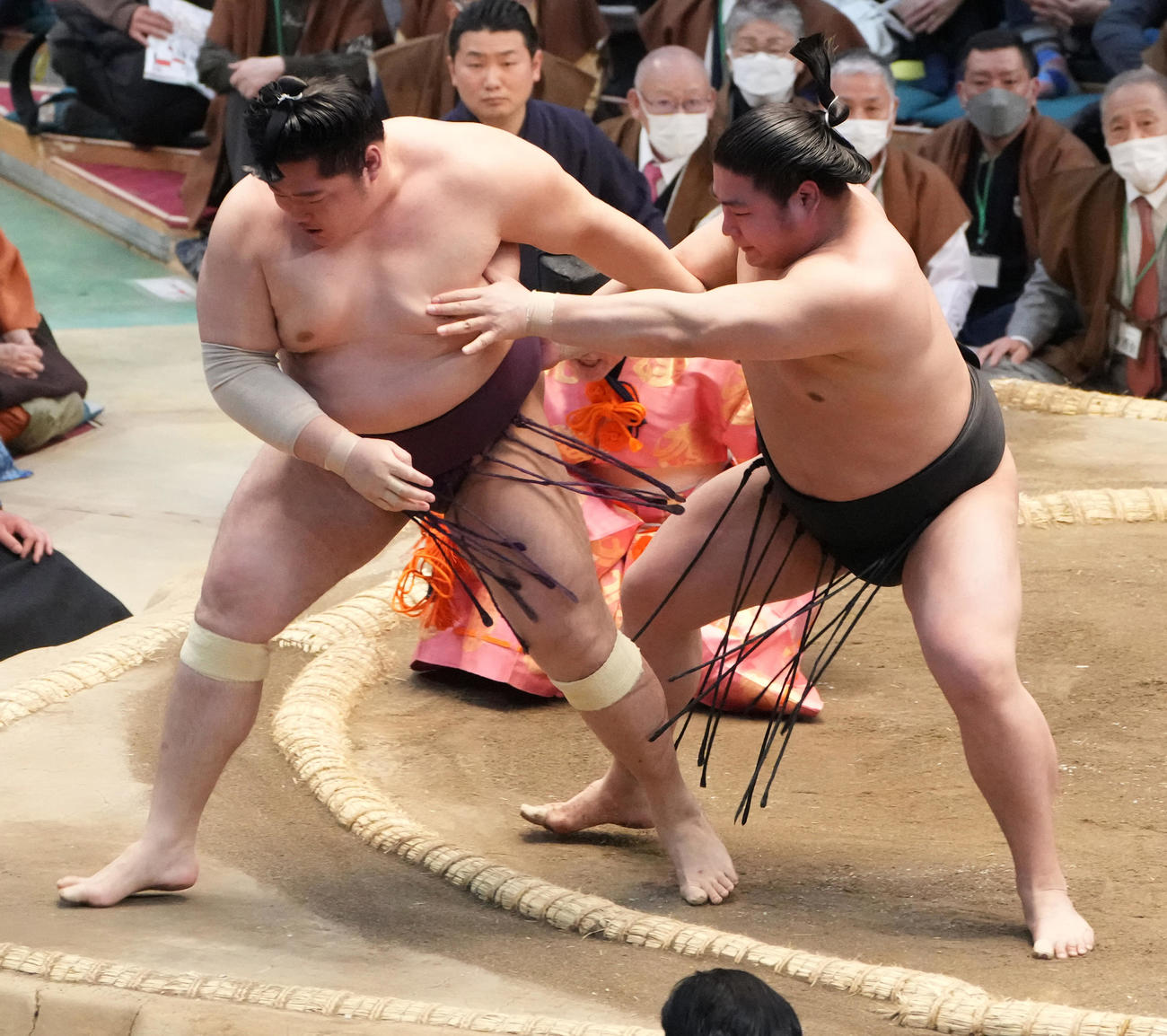 若元春（右）は遠藤を寄り切りで破る（撮影・小沢裕）