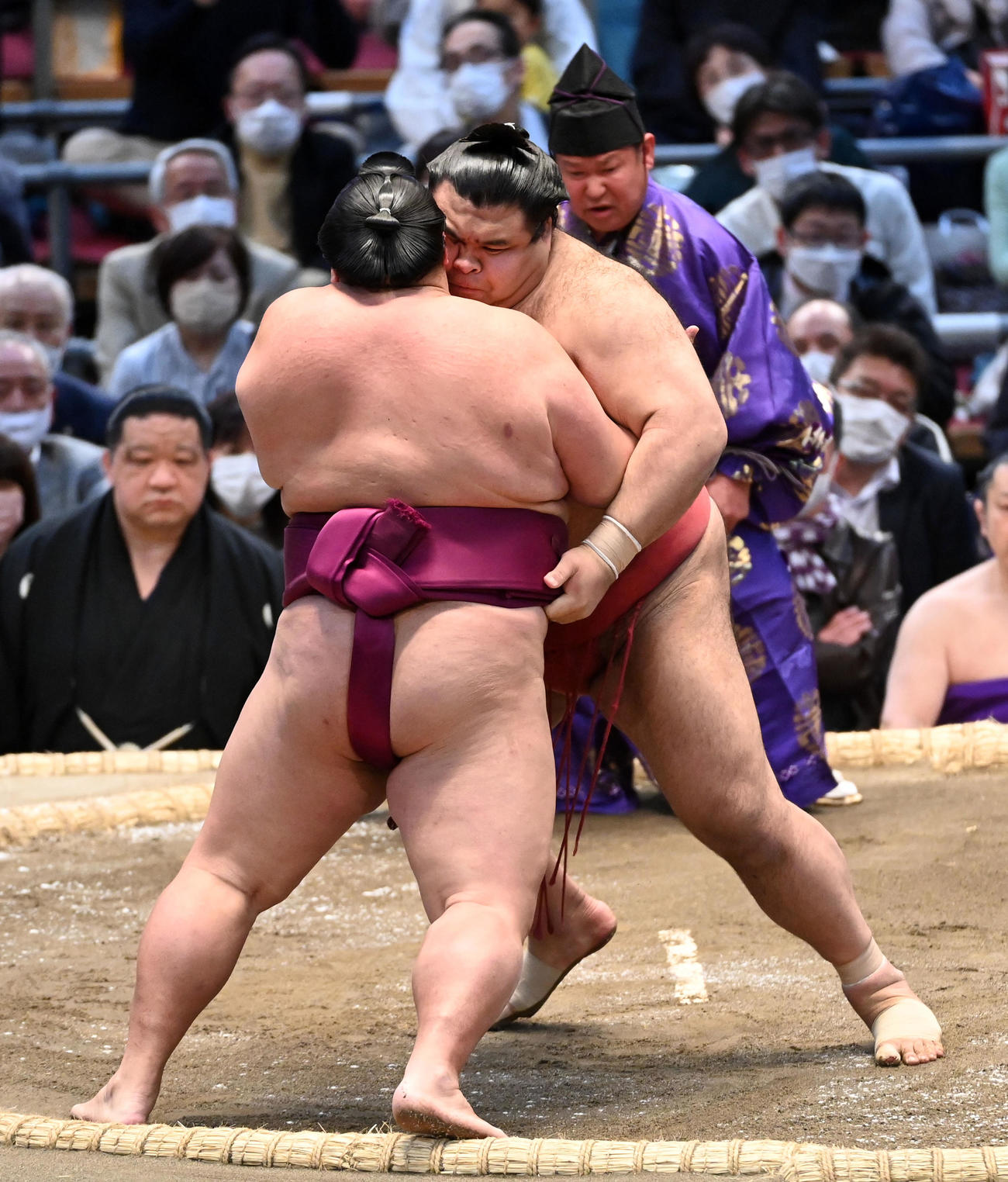 高安（右）は寄り切りで御嶽海を破る（撮影・前岡正明）