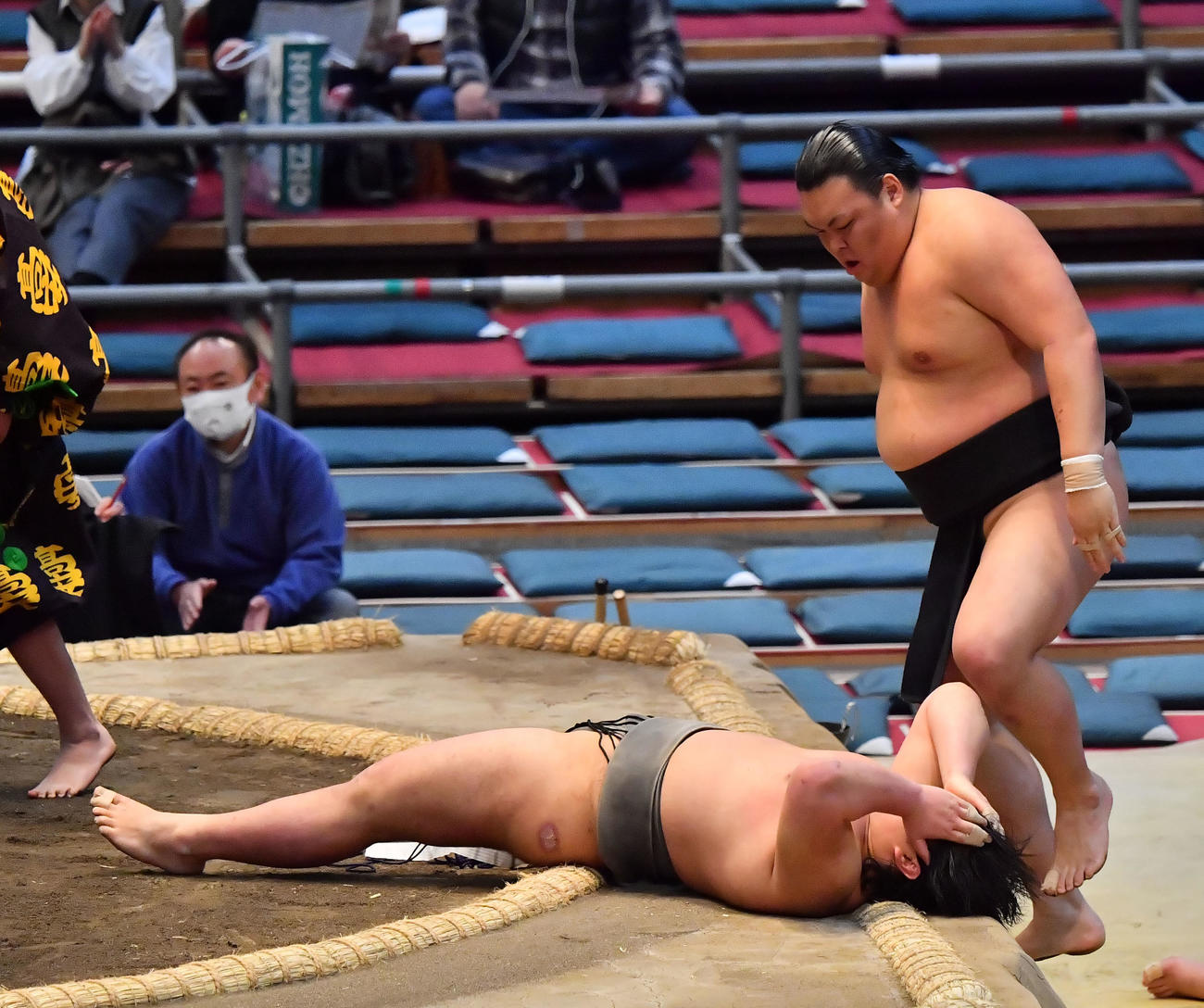 木竜皇（手前）を寄り倒しで破り三段目優勝を飾った神崎（撮影・和賀正仁）