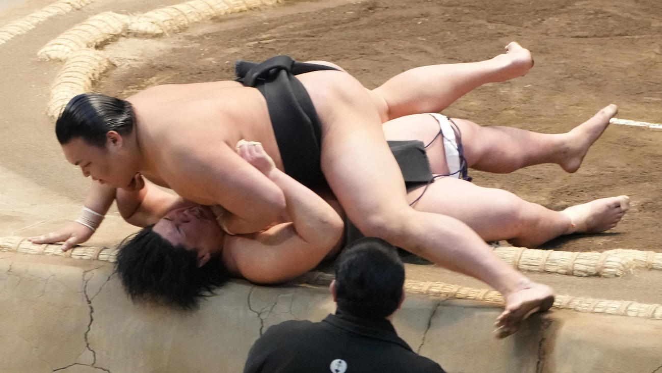 神崎は木竜皇（下）を寄り倒しで破り三段目優勝を決めた（撮影・小沢裕）