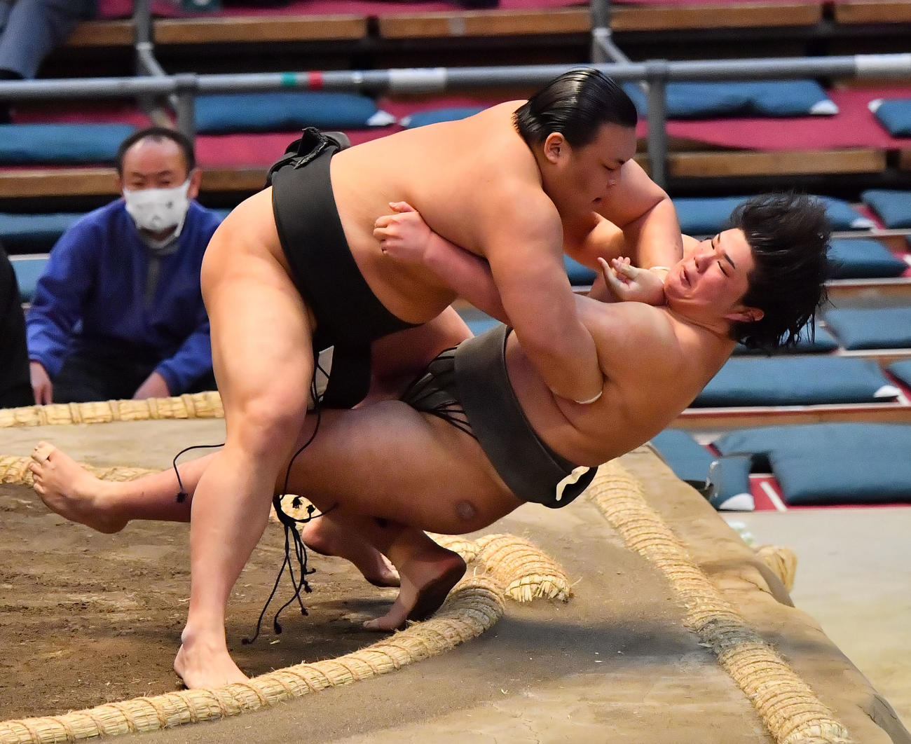 木竜皇（右）を寄り倒しで破り三段目優勝を飾った神崎（撮影・和賀正仁）