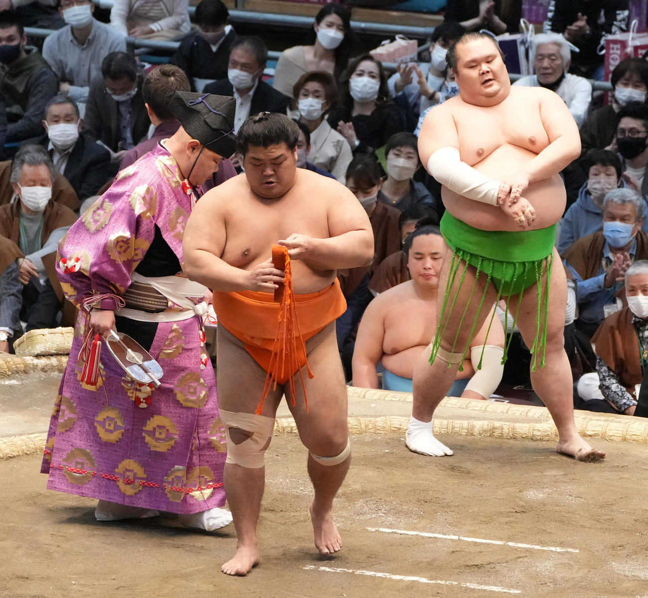 志摩ノ海は千代丸（右）を寄り切りで破る（撮影・小沢裕）